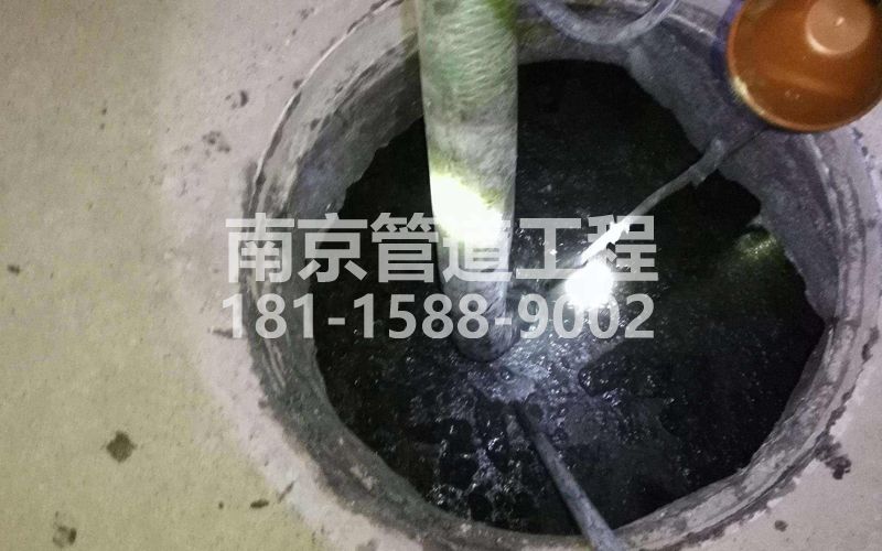 216东方城清理化粪池