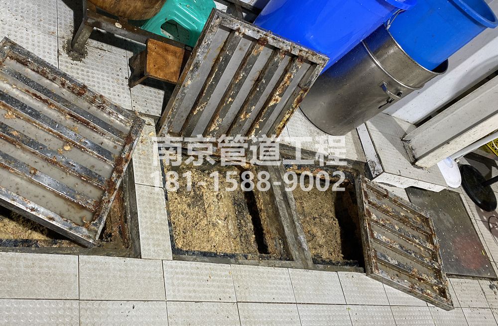 278东方城城管中队食堂隔油池清理